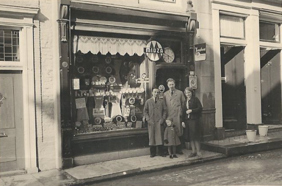 Bestand:Klokken- en sieradenwinkel naast Gabrielse Vlasmarkt voorjaar 1940.jpg