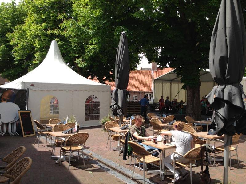 Bestand:Opbouw bierproeven stadsfeesten 14062013.jpg