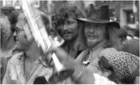 Links Guido Metsers, derde van links Haagse Simon met hoed, foto Jan Simonse 1974.JPG