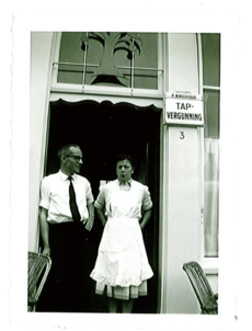 Opa en Oma Margreet Rotte voor cafe P. Minderhoud Centrum.PNG
