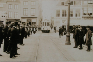 Tram passeert De Vriendschap en Koophandel 1910.PNG